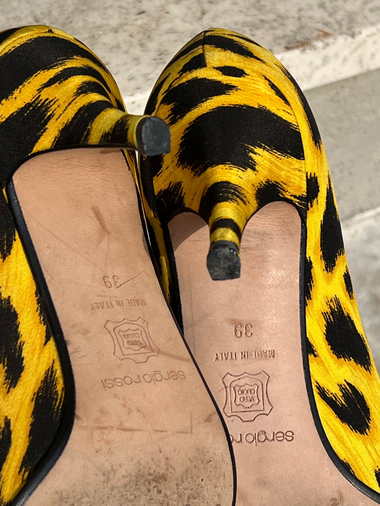 Gianni Versace Leopard Print Silk Pumps
Size 39
Made in Italy