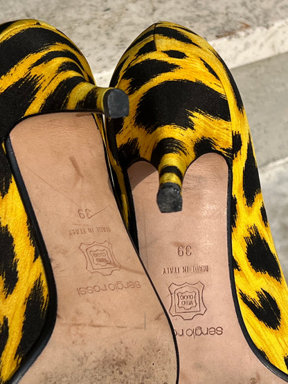 Gianni Versace Leopard Print Silk Pumps
Size 39
Made in Italy